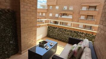 Apartment, 2 Bedrooms, Accessible, Smoking | Living room