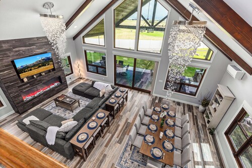 Luxury Mission Valley Retreat•Mountain Views•Firepit•Game Room•Hot Tub•Sleeps 16