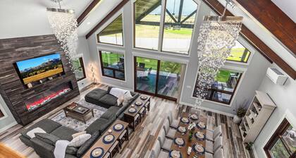 Luxury Mission Valley Retreat•Mountain Views•Firepit•Game Room•Hot Tub•Sleeps 16