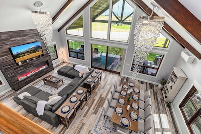 Luxury Mission Valley Retreat•Mountain Views•Firepit•Game Room•Hot Tub•Sleeps 16