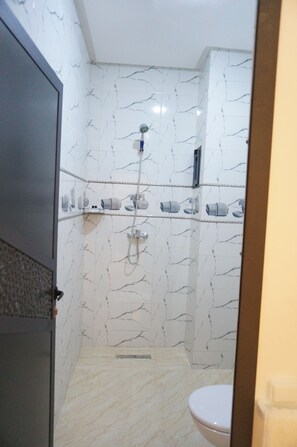 Dusj, håndklær, såpe og toalettpapir