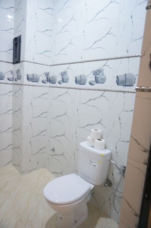 Doccia, asciugamani, sapone, carta igienica