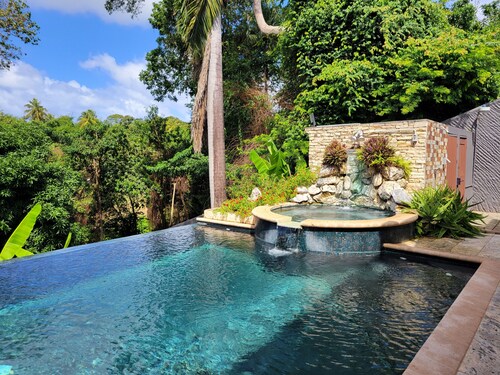 Rosita with a Waterfall Jacuzzi & Rain Forest feel