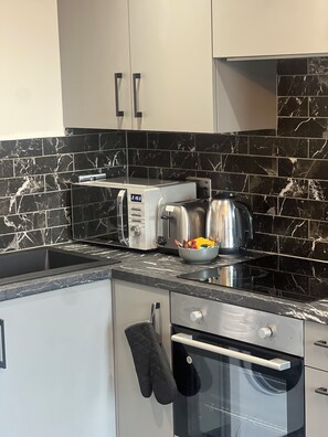 Fridge, microwave, oven, stovetop - Close to city centre, Free Parking (Peterborough)