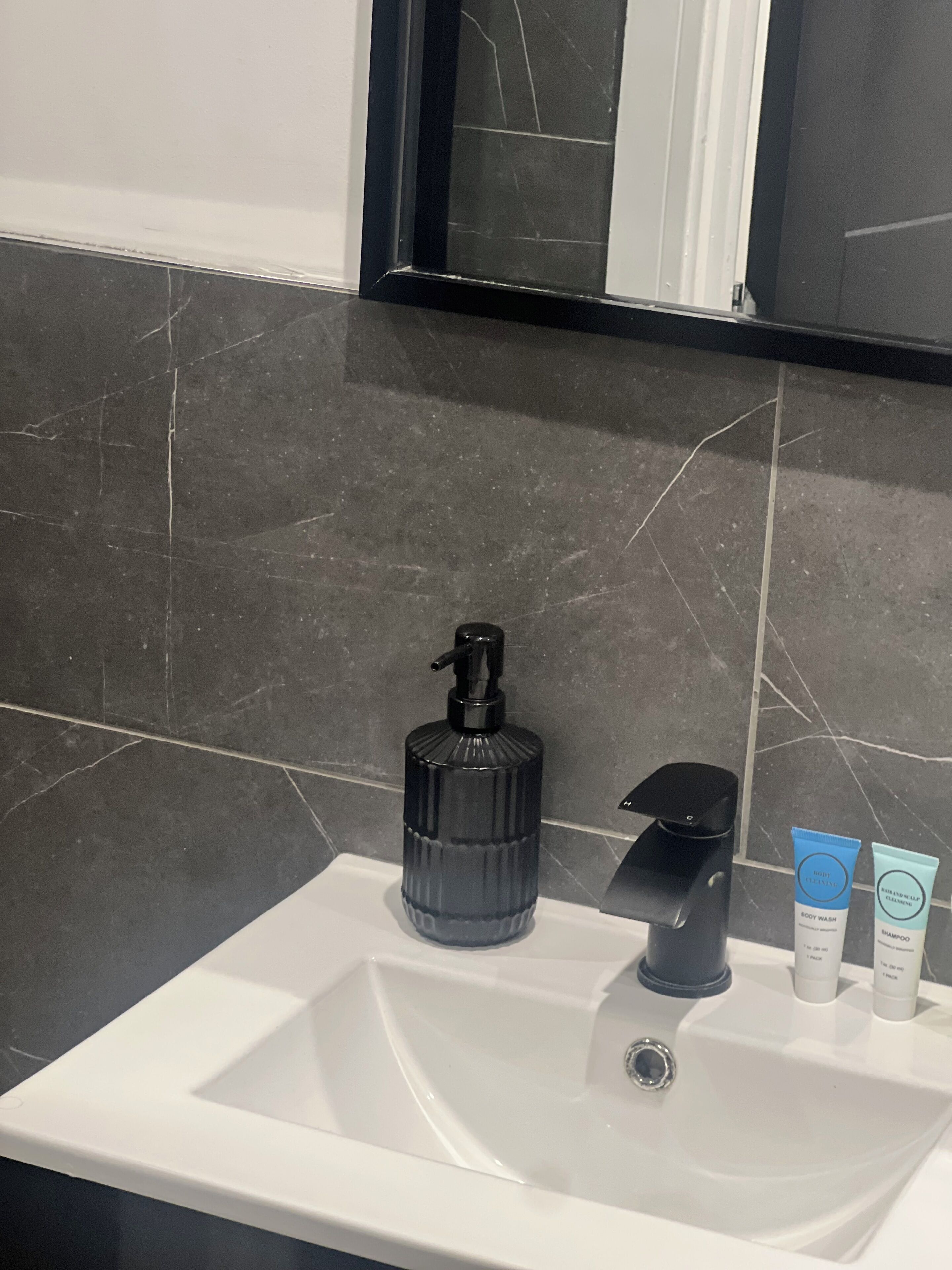 淋浴设施、吹风机、毛巾、肥皂