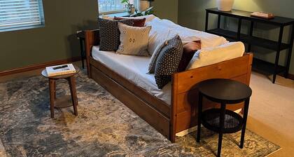 Historic Downtown Apt, Algoma Suites #1 - Sleeps 4