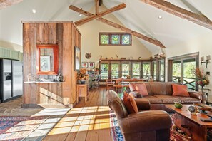 Smart-TV, peis, bøker og musikkbibliotek