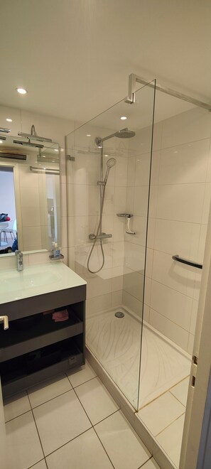 Shower, towels