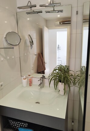 Regadera, toallas, papel de baño 