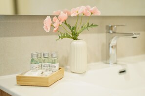 Sèche-cheveux, bidet, serviettes fournies, savon