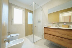 Sèche-cheveux, bidet, serviettes fournies, savon