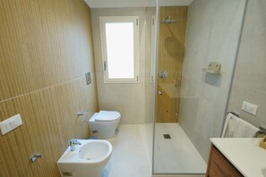 Hårtørrer, bidet, håndklæder, Sæbe