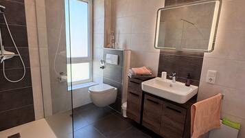 Dusche, Haartrockner, Handtücher, Toilettenpapier