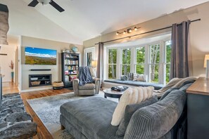 TV connectée, cheminée, jeux vidéo, livres