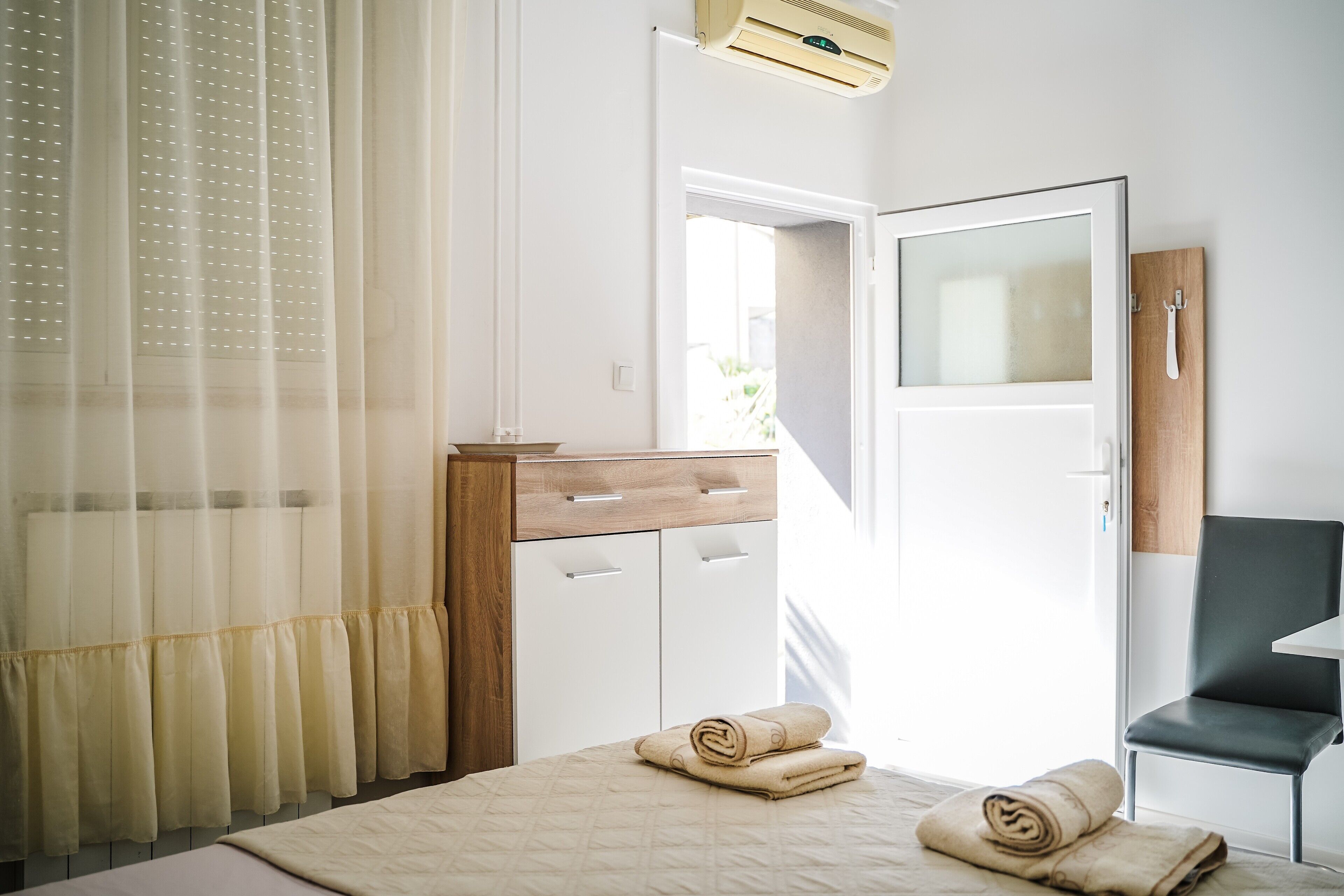 Iron/ironing board, Internet, bed sheets