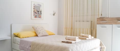 Iron/ironing board, Internet, bed sheets