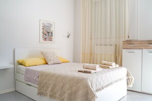 Iron/ironing board, Internet, bed sheets
