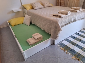 Iron/ironing board, Internet, bed sheets