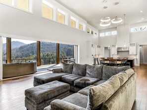 Unclassified image, 4 of 22, button - Luxury 6-bedroom house with WiFi, AC in charming Asheville (Asheville)