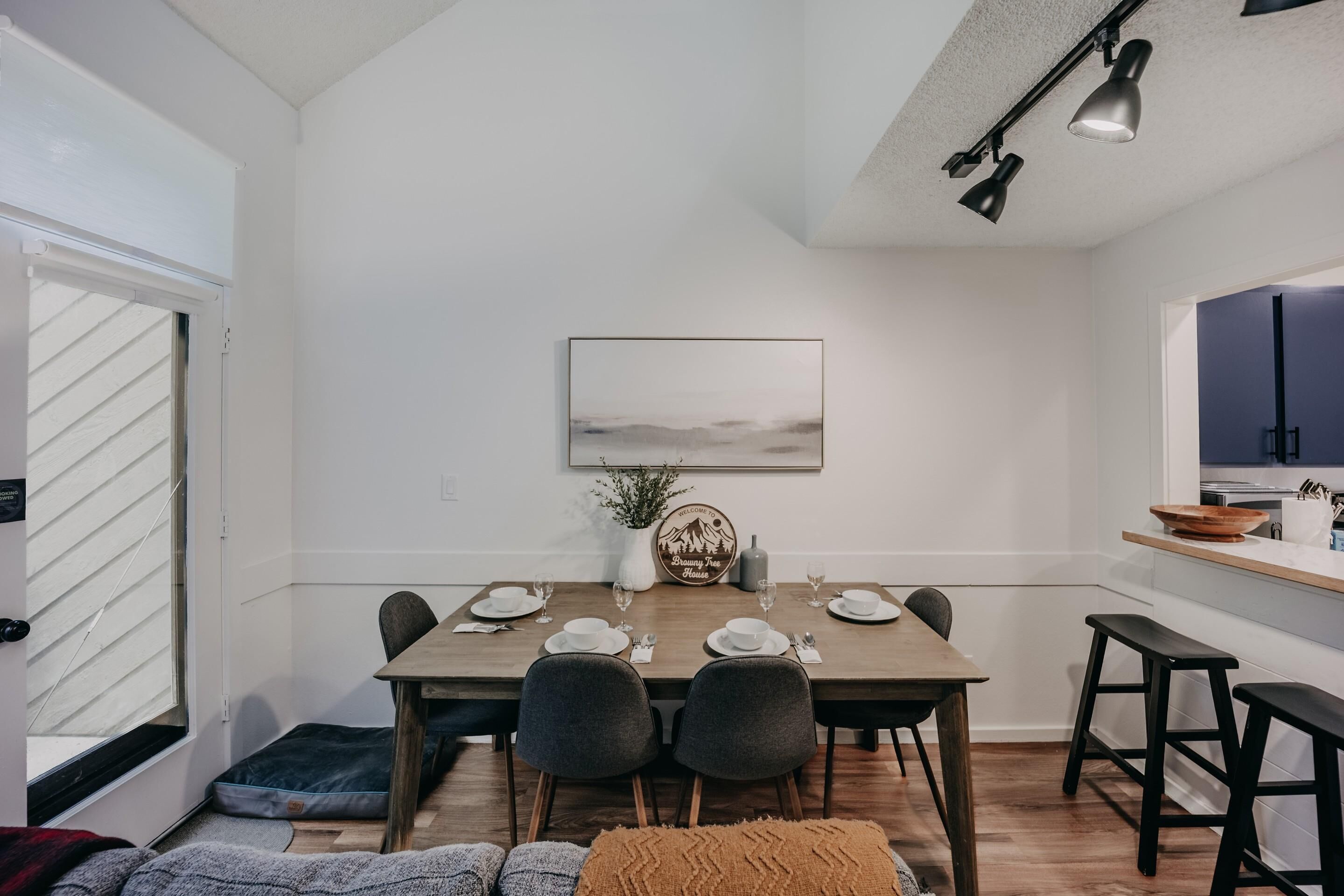 Condo, 2 Bedrooms, Balcony | Dining room