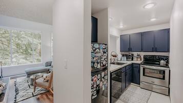 Condo, 2 Bedrooms, Balcony | Interior