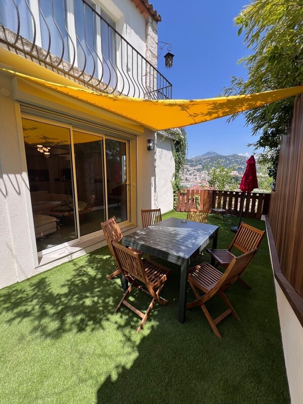 Outdoor dining - View over Nice, in a quiet hilltop setting just a few steps from the town center. (Nice)