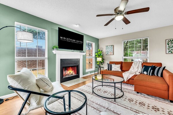 Smart TV, chimenea, videojuegos