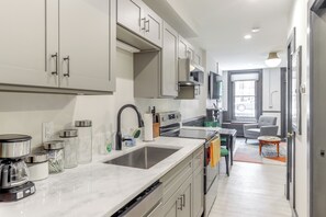 Frigorifero, microonde, piano cottura, lavastoviglie