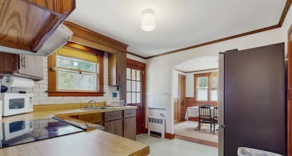 Cape house w/ AC, walk to Park, ferries, dining & shops; close to rail trail