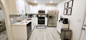 Mikrowelle, Ofen, Herdplatte, Geschirrspüler