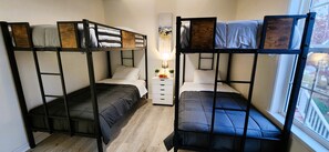 3 habitaciones, tabla de planchar con plancha, wifi y ropa de cama