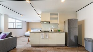 Een moderne keuken met een centraal eiland, een ingebouwde oven en een koelkast.