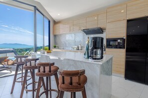 ثلاجة، ميكروويف، فرن، موقد طهي مسطح