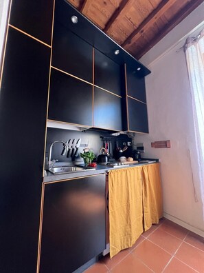 Réfrigérateur, micro-ondes, plaque de cuisson, cafetière/bouilloire