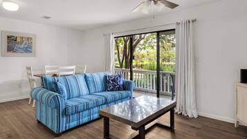 คอนโด, เตียงคิงไซส์ 1 เตียง, ระเบียง, วิวสวน (Beachwood Villas 1C) | บริเวณนั่งเล่น | ทีวีจอแบน 42 นิ้ว พร้อมช่องดิจิตอล