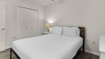 Appartamento, 1 letto king, balcone, vista giardino (Beachwood Villas 1C) | 1 camera, con stile personalizzato, con arredamento individuale