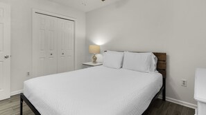Condo, 1 grand lit et 1 canapé-lit, balcon, vue sur le jardin (Beachwood Villas 1C) | 1 chambre, décor unique, ameublement unique
