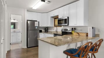 Apartment, 1 King-Bett, Balkon, Gartenblick (Beachwood Villas 1C) | Eigene Küche | Kühlschrank, Mikrowelle, Ofen, Herdplatte
