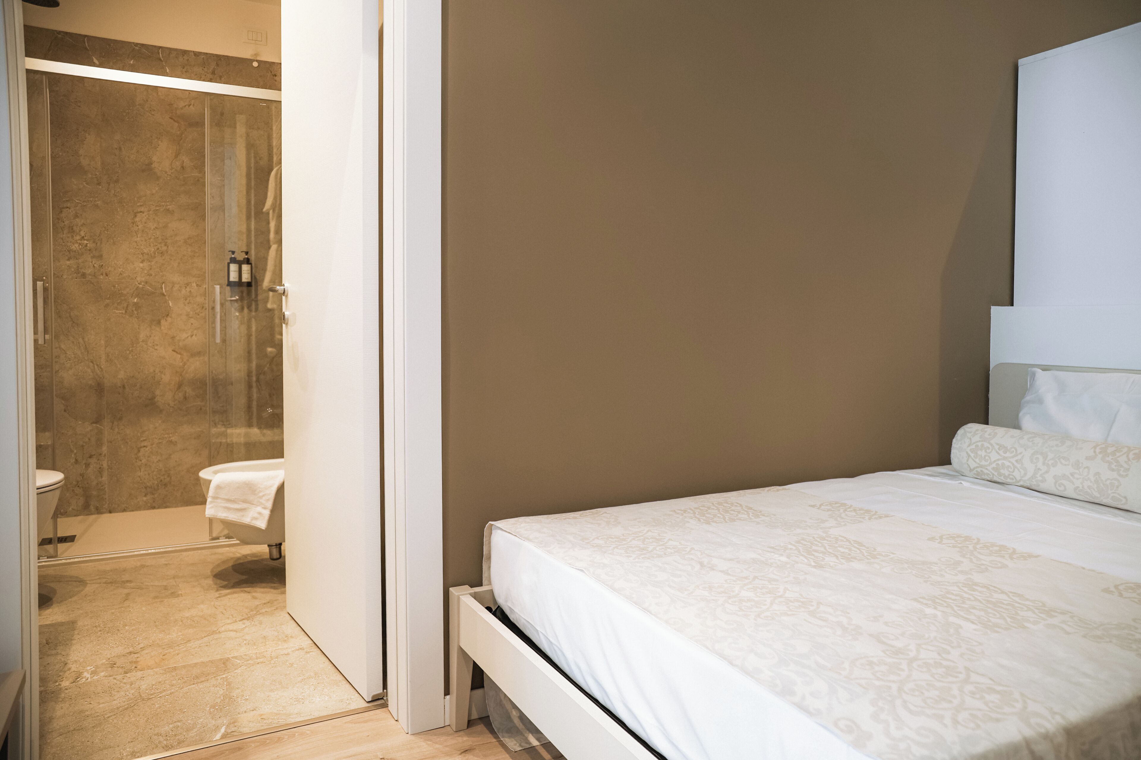 Dusche, Haartrockner, Bidet, Handtücher