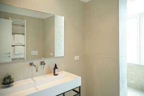 Dusj, hårføner, bidé og håndklær