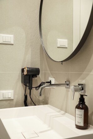 Dusche, Haartrockner, Bidet, Handtücher