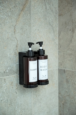 Dusche, Haartrockner, Bidet, Handtücher