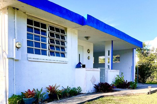 Casita La Ley en Cayey with 2-bedroom AC & WiFi.