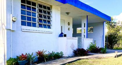Casita La Ley en Cayey with 2-bedroom AC & WiFi.