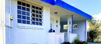 Casita La Ley en Cayey with 2-bedroom AC & WiFi.