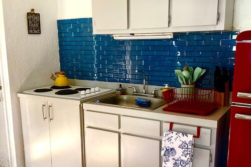 Casita La Ley en Cayey with 2-bedroom AC & WiFi.