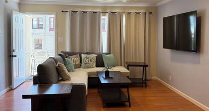 Lake Merritt Large 2-bedroom/2-bathrooms condo in charming Oakland with WiFi