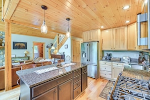 Fridge, microwave, stovetop, dishwasher