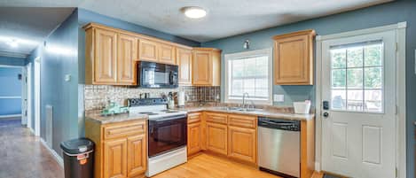 Fridge, microwave, stovetop, dishwasher