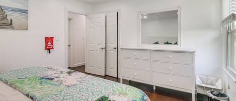 Iron/ironing board, Internet, bed sheets